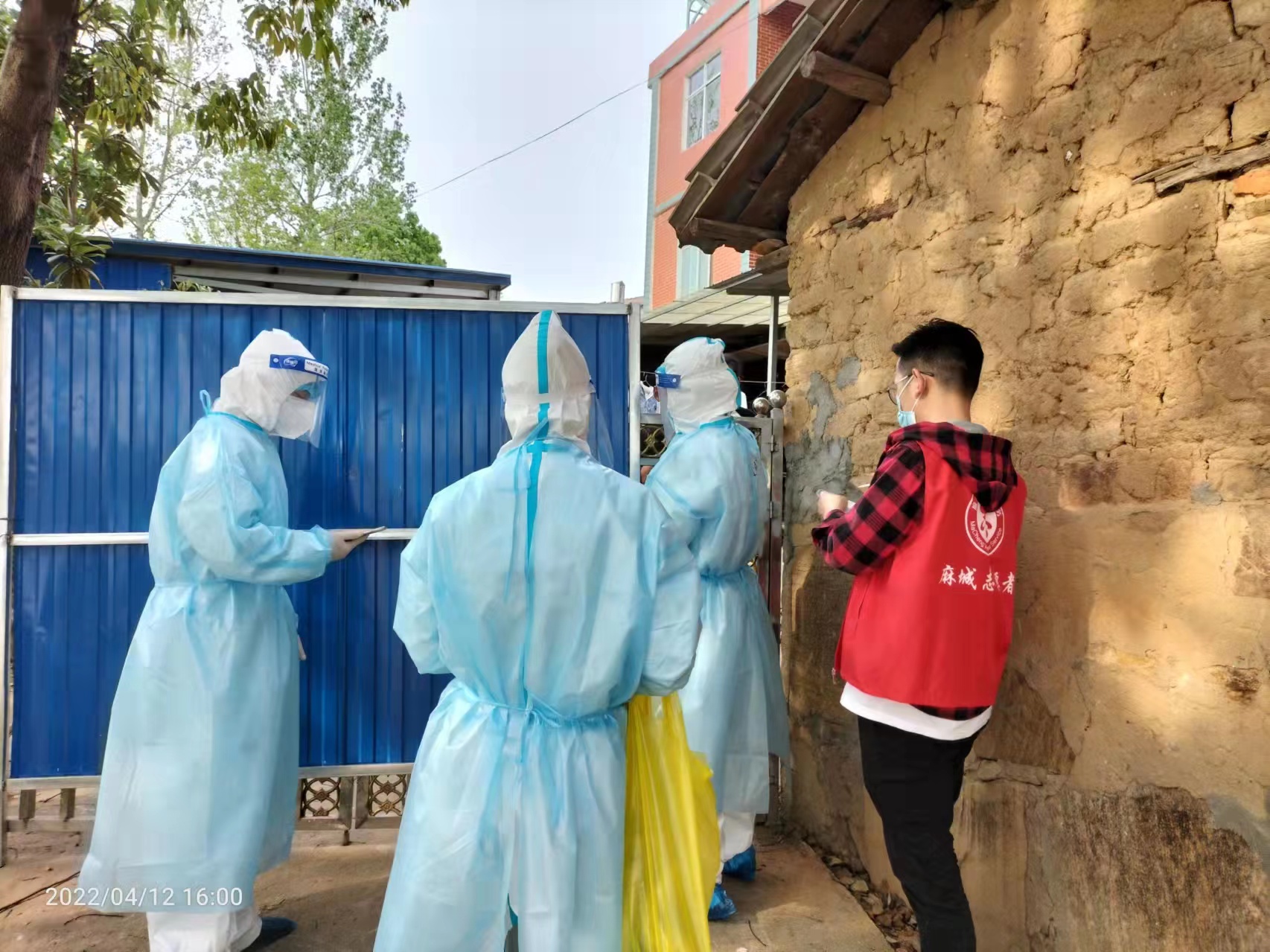 周叶帆协助核酸采集.jpg